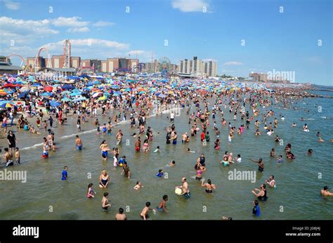 Coney Island Brooklyn Usa 4th July 2017 Crowded Beach At Coney