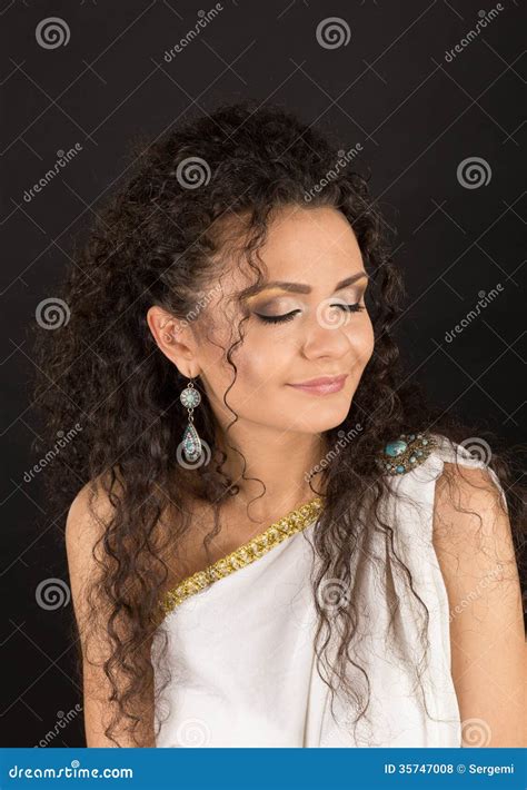 Portret Van Een Leuk Krullend Brunette Stock Foto Image Of Lang Bruin 35747008