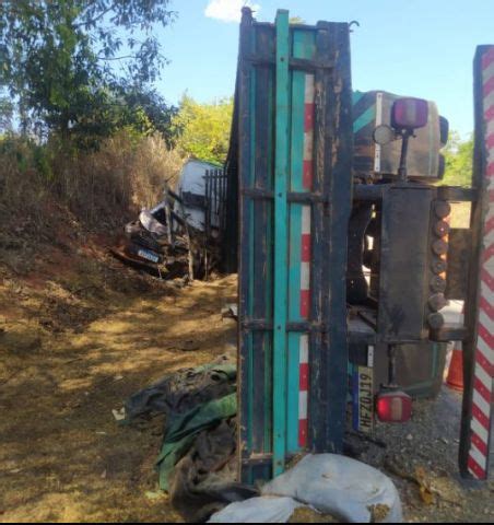 Caminhão tomba em cima de caminhonete e motorista morre