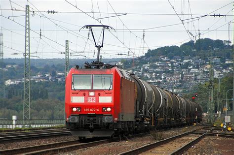 Db Schenker Rail Mit Kesselwagenzug Auf Der Rechten