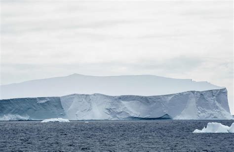 El iceberg más grande del mundo se pone en movimiento tras estar más de