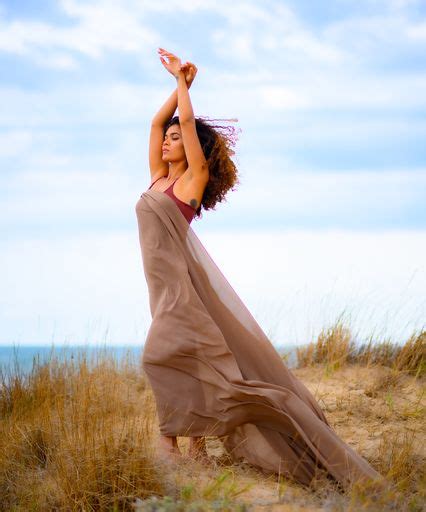 Female models for artistic nude session on the beach modelos femeninos para sesión de desnudo