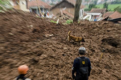 Hujan Deras Terjadi Longsor Di Jalur Wisata Kawasan Pacet Dan Trawas