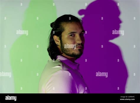 Jeune homme gay Banque de photographies et dimages à haute résolution Alamy