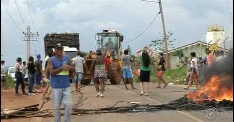 G Moradores Interditam Estrada Em Protesto Por Melhorias Em Bairro