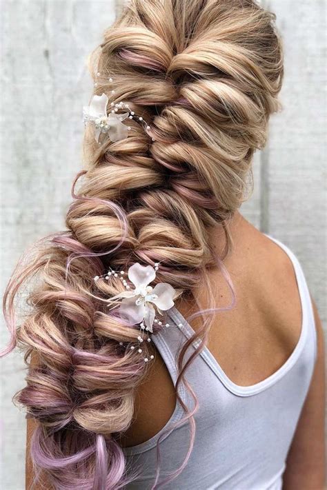 35 Graduation Hairstyles To Pair With Your Cap And Look Great