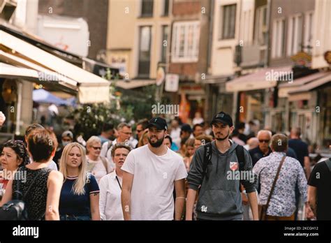 Shoppers Without Face Masks Hi Res Stock Photography And Images Alamy