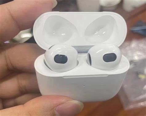 Airpods 3 真机曝光：采用入耳式设计，或提升佩戴舒适度！有望支持主动降噪？