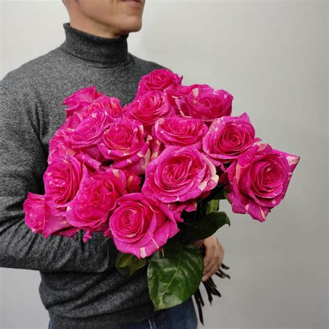 Троянда малинового кольору - Voki Flowers - квіткова майстерня