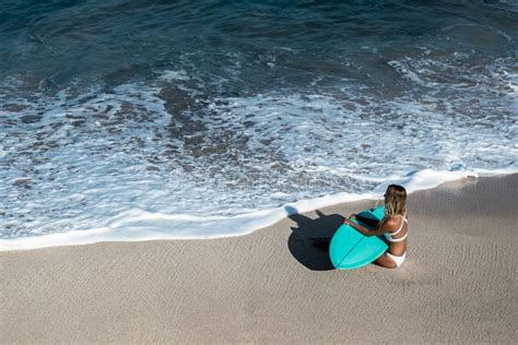 Mujer Joven Hermosa En Bikini Con El Tablero De Resaca En La Playa De La Isla Tropical Imagen De