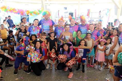 Cerca De Crian As Comparecem Ao Carnaval Da Usina Da Paz Terra