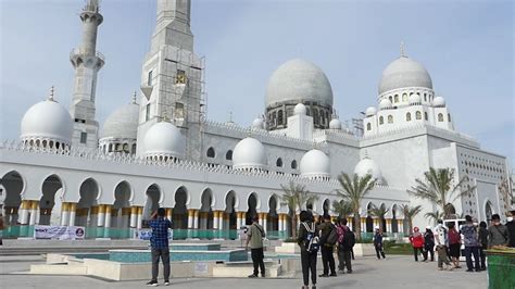 Kemegahan Masjid Hadiah Dari Pangeran Uni Emirat Arab UEA Untuk