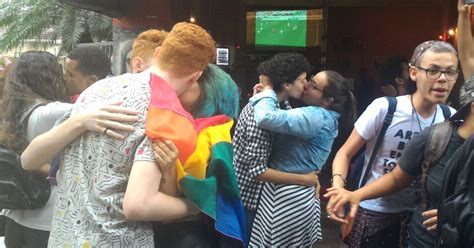 G Manifestantes fazem beijaço gay em bar de Campinas contra homofobia notícias em