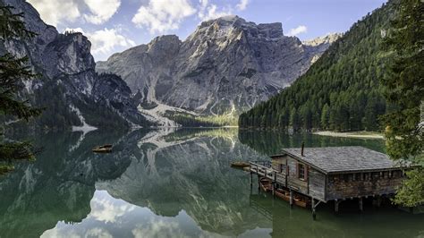 Drewniany Domek Na Jeziorze Pragser Wildsee