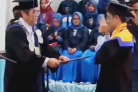 Viral Mahasiswa Joget Entah Apa Yang Merasukimu Saat Wisuda