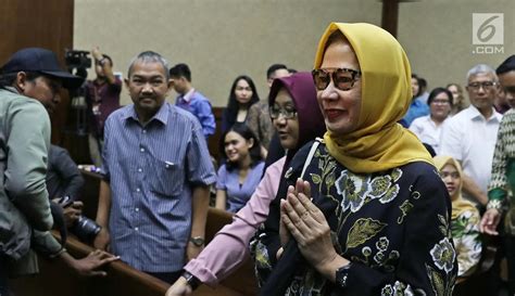 Foto Jalani Sidang Putusan Karen Agustiawan Tebar Senyuman Foto