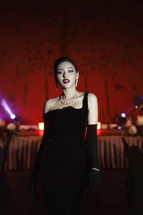 Hot girl trứng rán Trần Thanh Tâm và những lần té sõng soài trên sàn catwalk