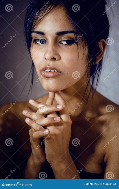 Giovane Donna Latina Di Bellezza Nella Depressione Sguardo Di Mancanza Di Speranza Fotografia