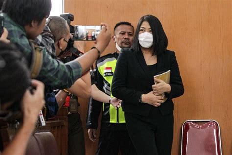 Foto BERITA FOTO Jalani Sidang Putri Candrawathi Kenakan Pakaian