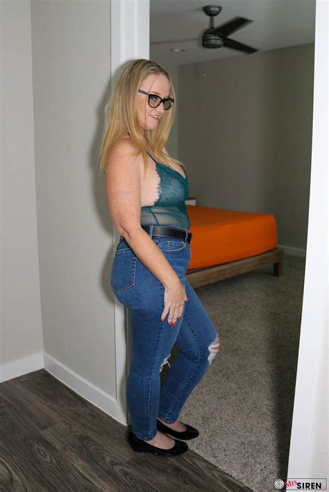 Gorgeous Blonde Fatty Dee Siren Exposes Her Thick Ass While Teasing In Jeans CoedCherry