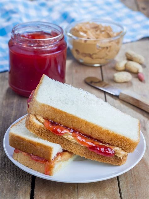 Sandwich Avec Le Beurre D Arachide Et La Confiture De Fraise Photo