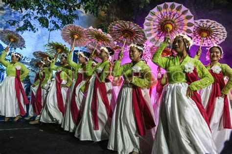 Pertunjukan Fiesta Folklore Nusantara Di Kota Lama Semarang ANTARA Foto