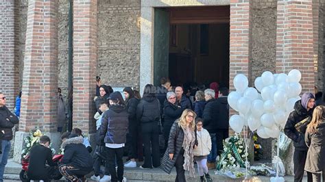 Macherio Chiesa Gremita Per I Funerali Di Riccardo Vinci Mbnews