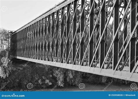 Tiro Em Tons De Cinza De Uma Antiga Ponte Sobre Um Rio Foto De Stock