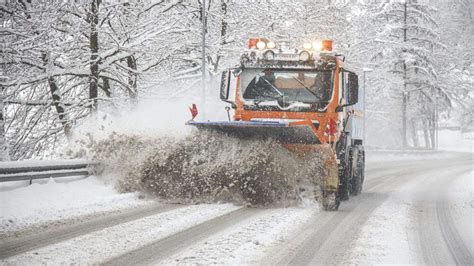 Kettenpflicht in den Bergen Winter kehrt zurück Schneewarnung für