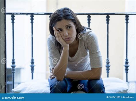 Donna Latina Disperata Che Si Siede A Casa Balcone Che Sembra Depressione Di Sofferenza