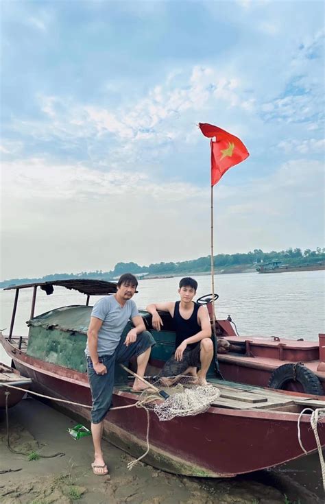 Trai quê mới nổi của VTV Từng phải làm shipper kiếm sống có bạn gái lâu năm xinh như hot girl