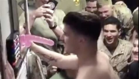 Soldato Si Spoglia E Spompina Un Dildo Davanti A Decine Di Compagni BitchyX