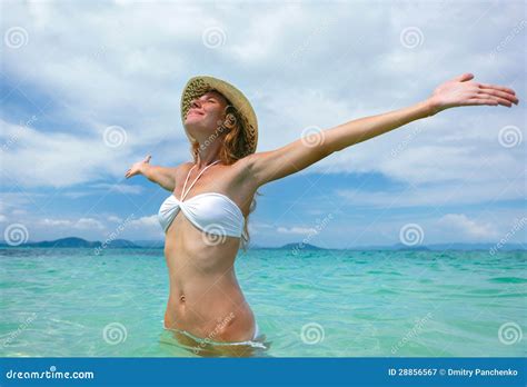 Mooie Jonge Vrouw In Bikini Op Het Zonnige Tropische Echte Strand Stock Afbeelding Image Of