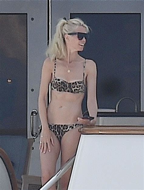 Claudia Schiffer deslumbró con un bikini de leopardo a los años Infobae