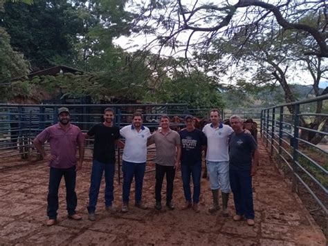 Produtores rurais participam de visita técnica a Fazenda Escola da UFF