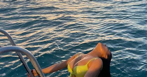 Salma Hayek derrocha sensualidad en atrevida sesión en el mar y con diminuto bikini Latfan