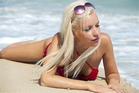 Blonde Sexy Na Praia Do Mar Imagem De Stock Imagem De Ensolarado Pessoa 17207399