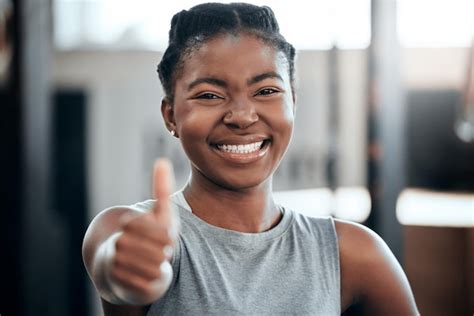 Retrato de aptidão ou mulher negra feliz polegares para cima no