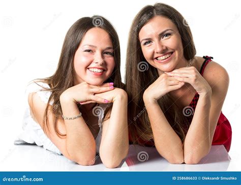 Duas Mulheres Amigas Rindo Com Dentes Brancos Perfeitos Com Fundo Verde