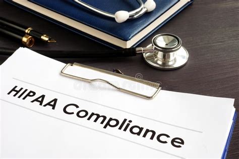 La Conformit Hipaa Crivent Sur Des Crits Isol Sur La Table En Bois