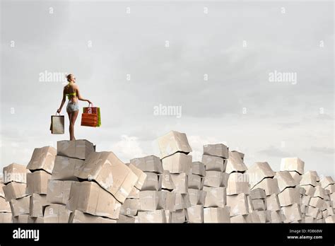 Belle Jeune Fille En Bikini With Shopping Bags On Pile De Cartons Photo Stock Alamy