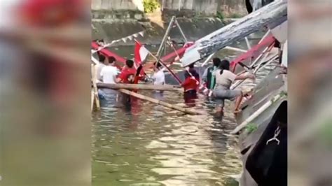 Jembatan Ambruk Belasan Warga Tercebur Masuk Kali Krukut Saat Nonton