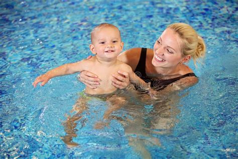 Madre Joven Y Pequeño Hijo Que Se Divierten En Un Swimmi Imagen De