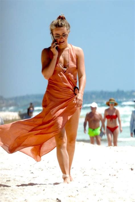 Hot Sexy Julianne Michelle Bikini Pics