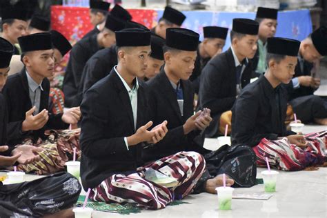 Buka Puasa Bersama Santri Akhir Kmi Dewan Guru Dan Seluruh Santri