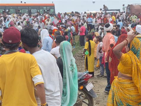 Hathras Satsang Stampede সেই হাথরসে পুণ্যের খোঁজে গিয়ে বেঘোরে মৃত ১১৬