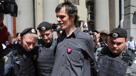 Fotos Militantes são presos e agredidos em Parada Gay na Rússia 27 05 2012 UOL Notícias