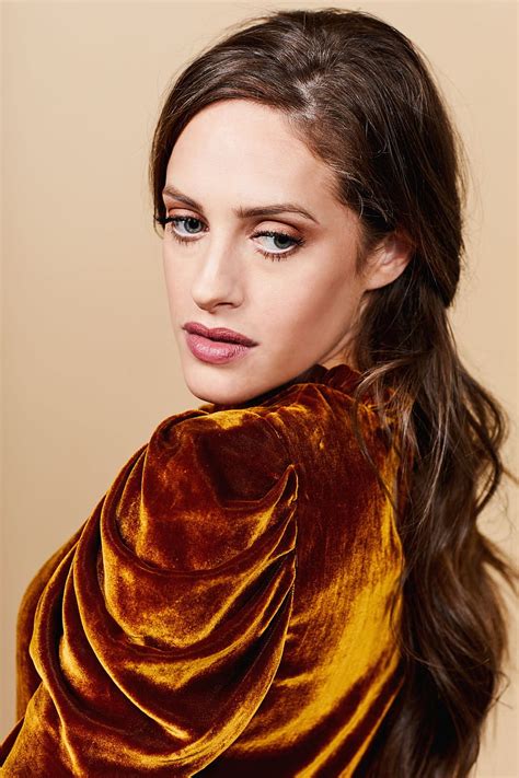 Mujer Actriz Morena Carly Chaikin Mirando Por Encima Del Hombro