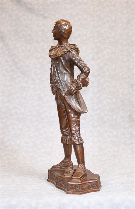 The Elizabethan Gardens hide a statue that was a gift from a queen 22