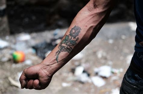 Aidan Truhen Fuck You Very Much Bizarrer Tod Und Sex Unter Strom Kultur Stuttgarter Zeitung